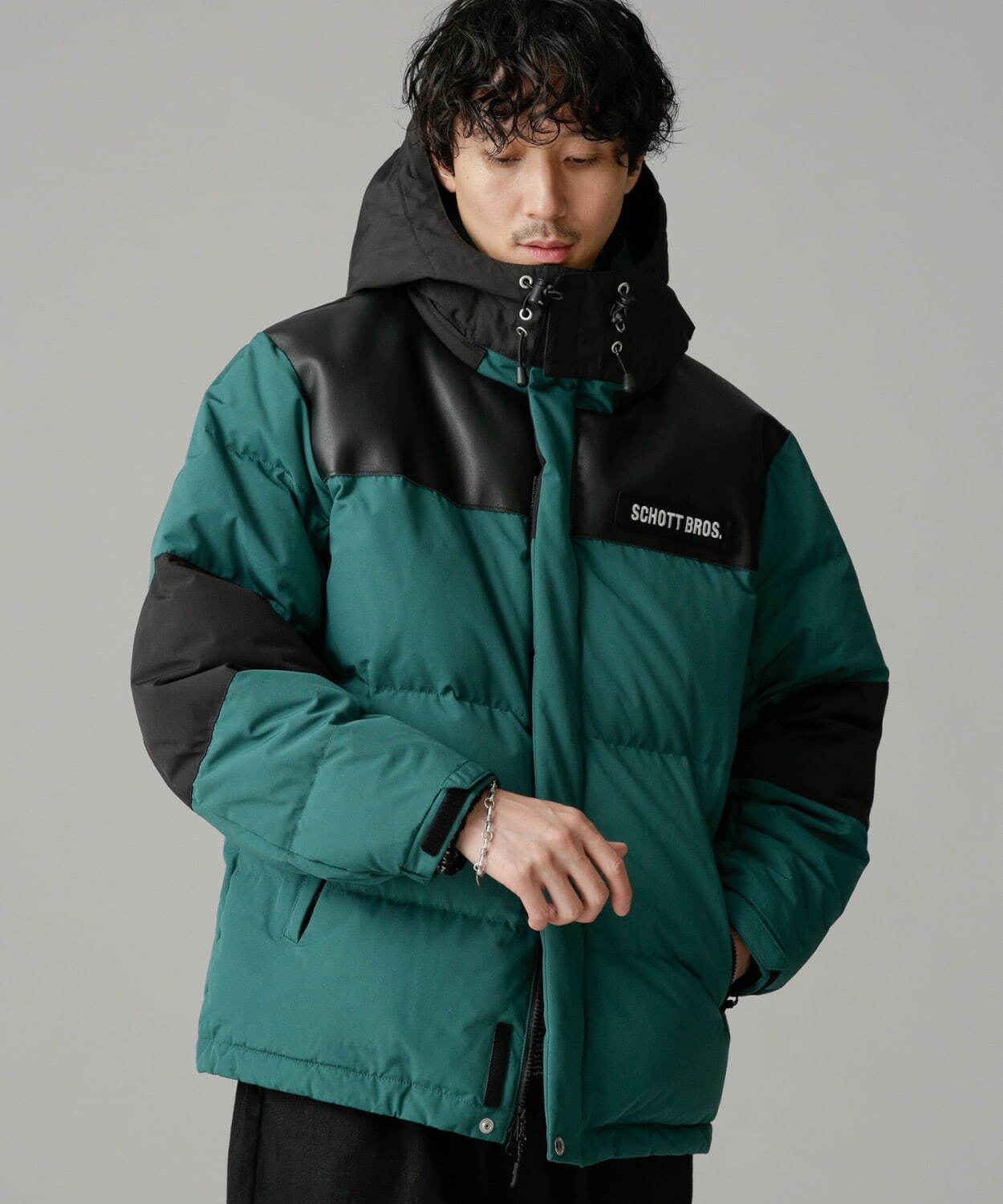 ナノ・ユニバース「西川ダウン」メンズ、ショットとコラボした“牛革