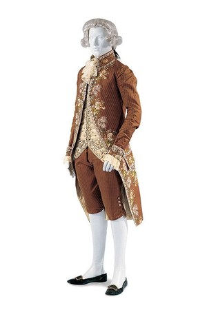 フランス宮廷服からヴィヴィアン・ウエストウッドまで展示する