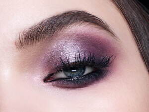 トム フォード ビューティ22年秋コスメ、輝く“バイオレット サテン”の