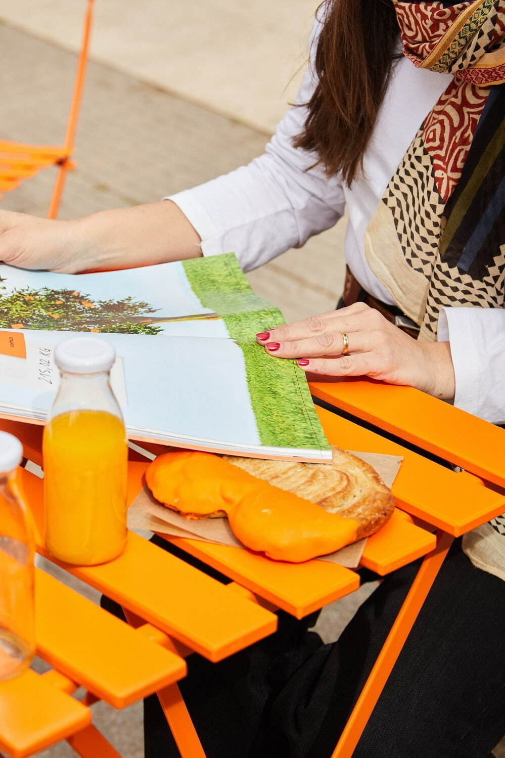 エルメス「ルモンドキオスク」東京の丸ビル前で、機関誌『エルメスの