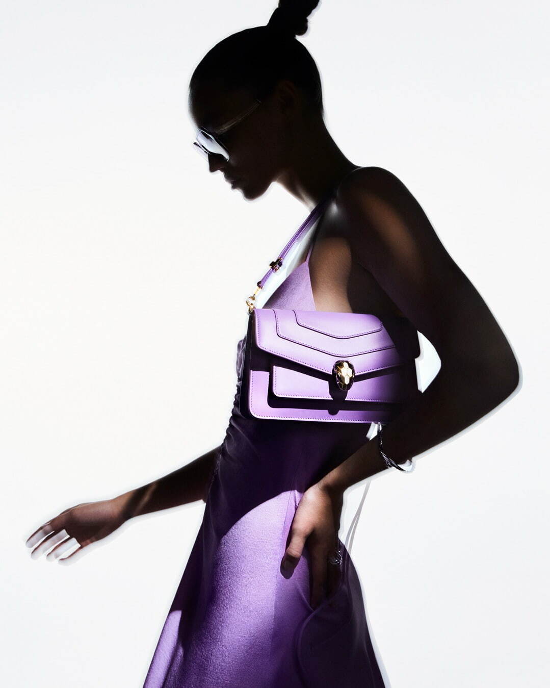 ブルガリ“まるで宝石”「セルペンティ」新作バッグ、輝くメタリック