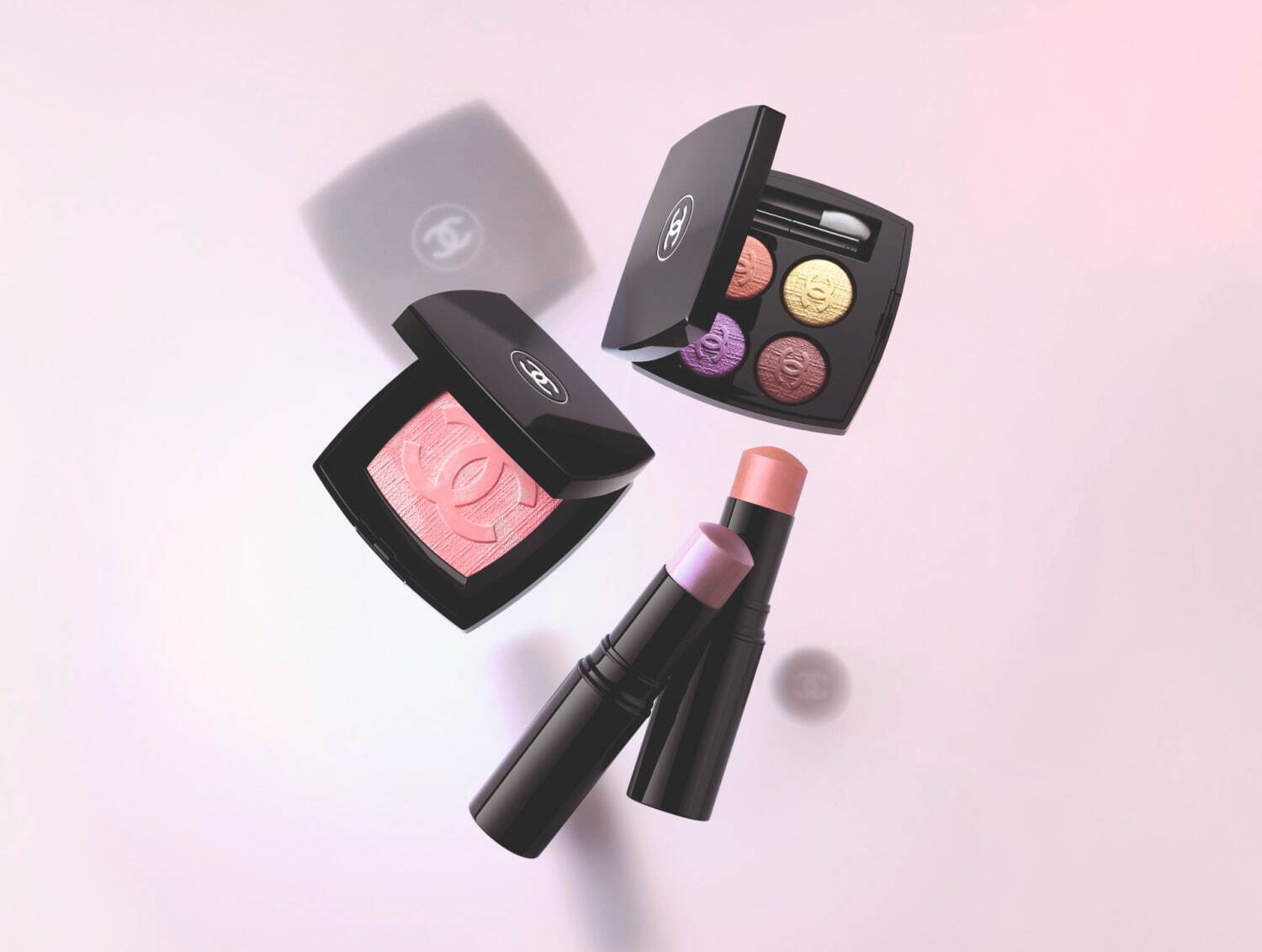 シャネル23年春コスメ、“パステル ツイード”着想のCCロゴ入りアイ