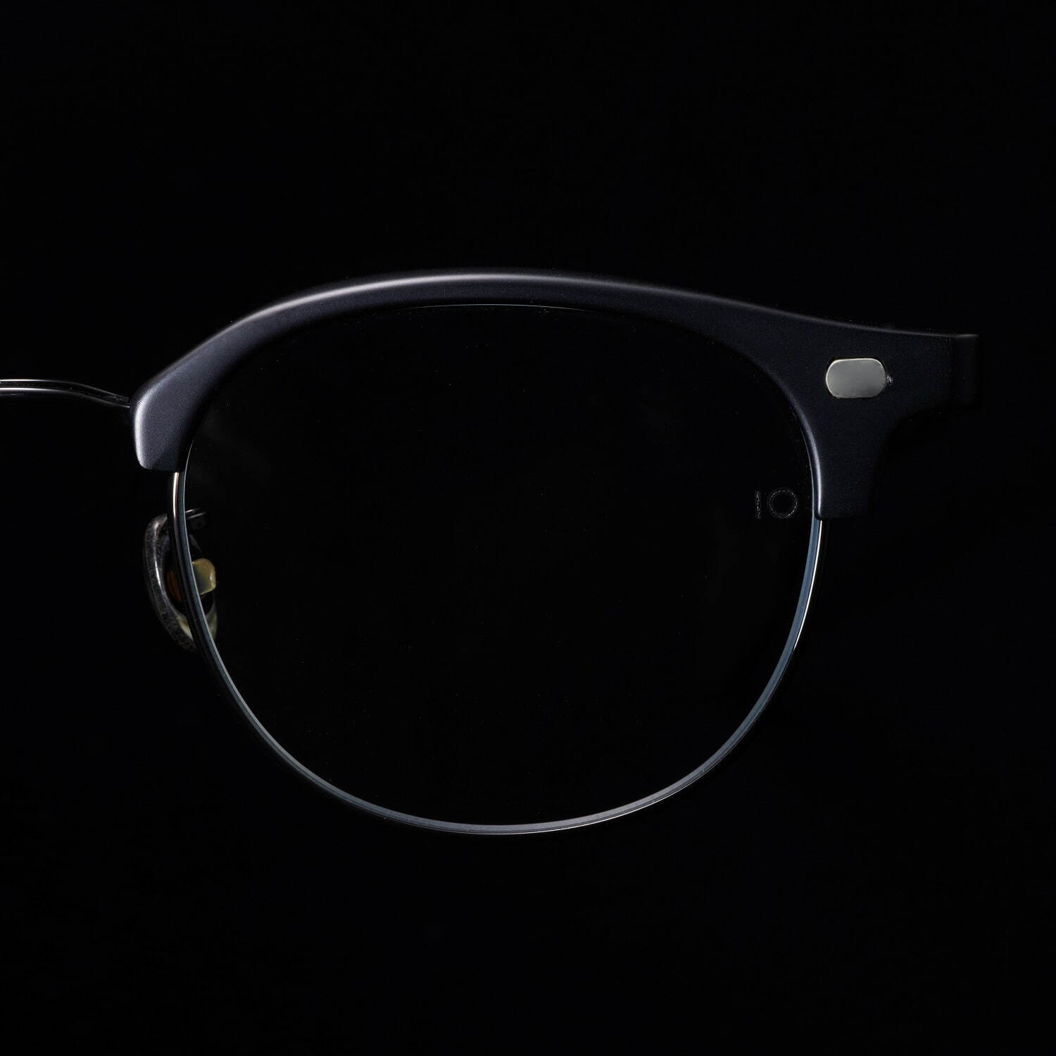 10 アイヴァン“墨汁×漆塗り”をイメージした限定カラーのアイウェア