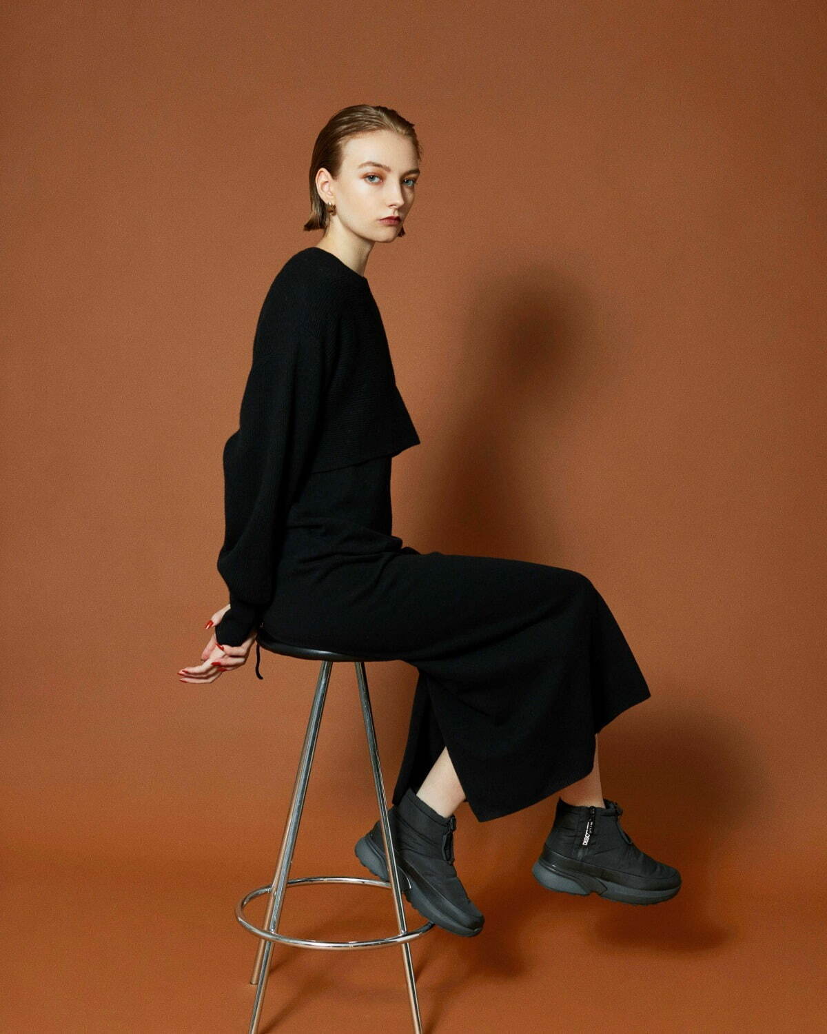 エミ「デサント」と初コラボ“オールブラック”の別注ウィンターブーツ