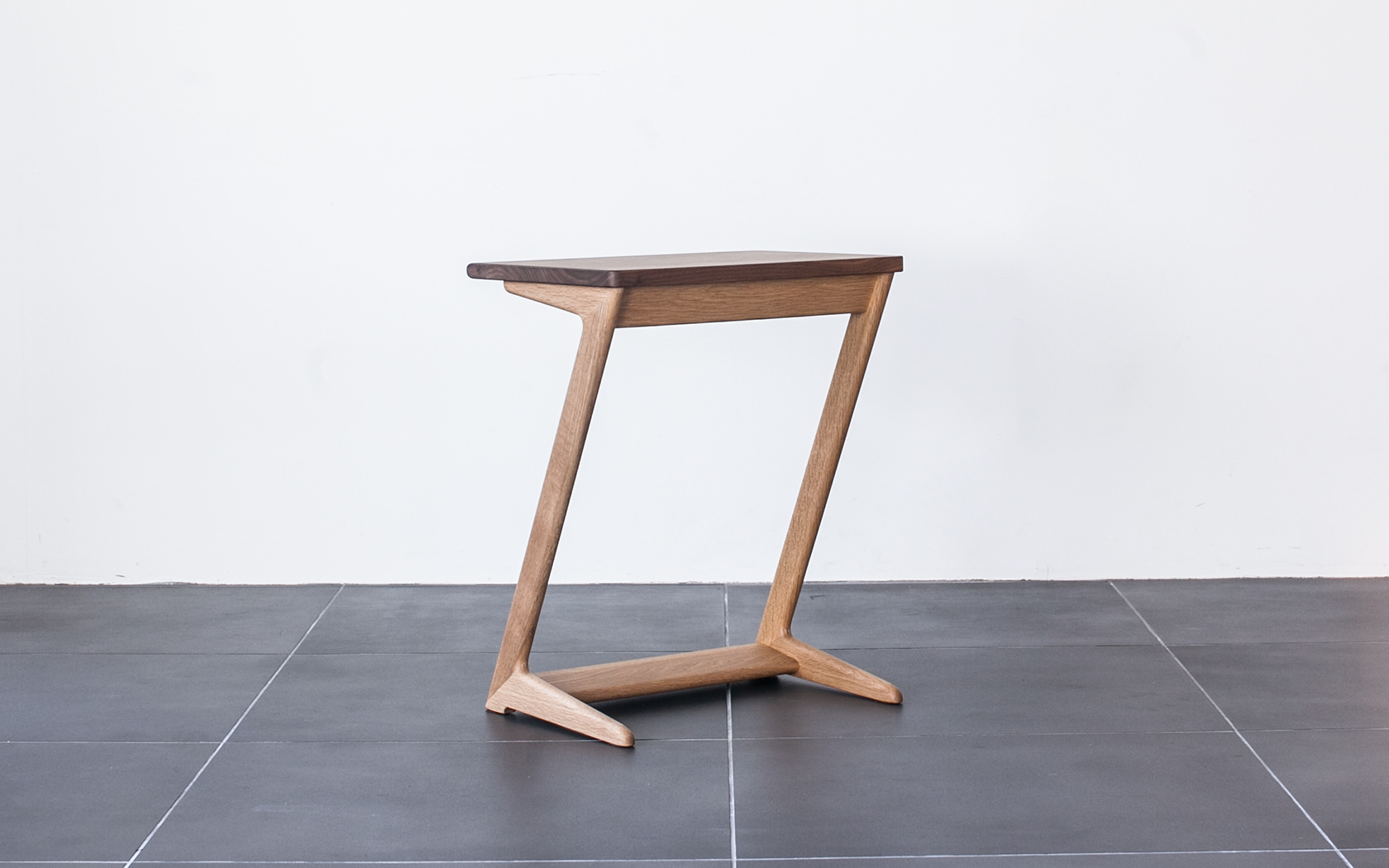 Z字のスマートなフォルムのZEDサイドテーブル | ソファ専門店FLANNEL SOFA