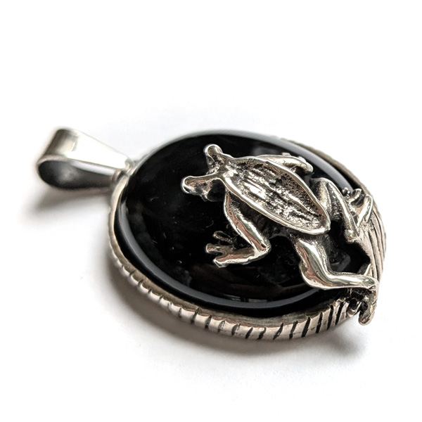 シルバー ペンダントヘッド オニキス＆カエル - FROGS カエルグッズ