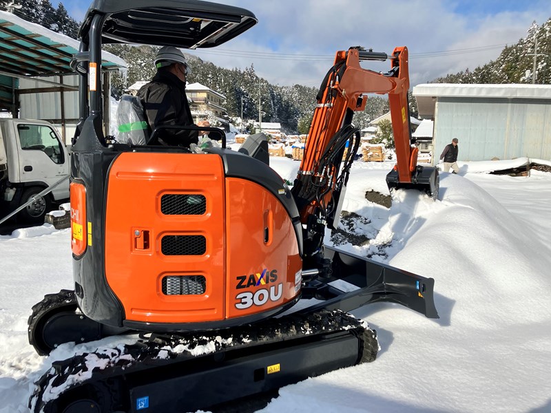 新車納入実績】日立建機ミニ油圧ショベル「ZX30U-5B」◇富士岡山運搬機