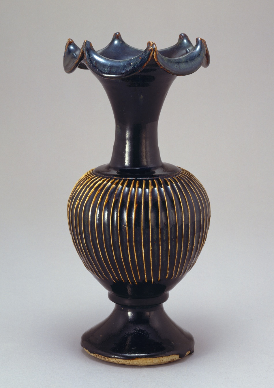 黒釉堆線文瓶 | 磁州窯系 | 収蔵品詳細 | 作品を知る | 東京富士美術館