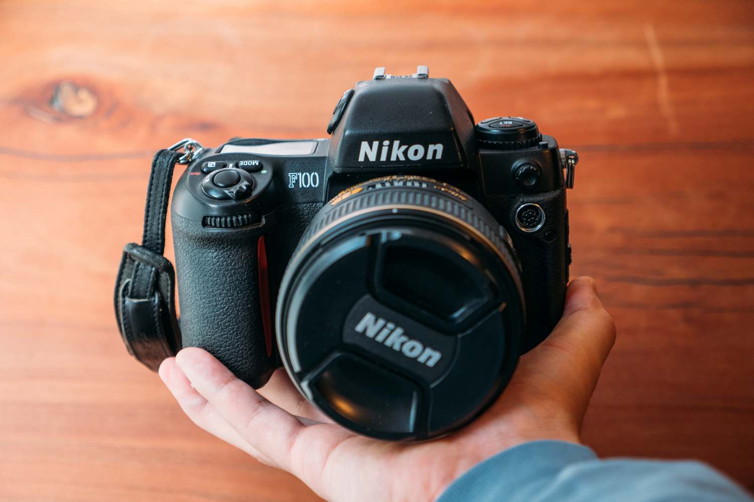 フィルムAFカメラ NIKON F100を購入。デジタル的な操作感のフィルム