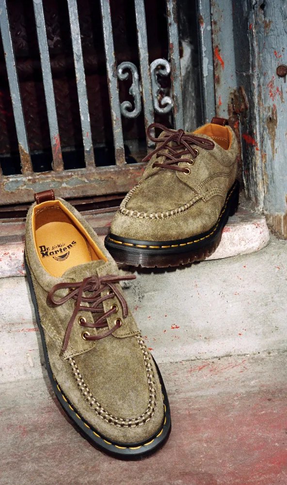 高級レザーとスエードを使用したDr. Martens Lowell Collectionが2024