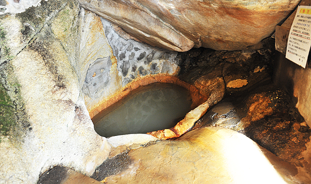 ラジウムについて::山梨県 増富温泉 天然岩風呂の宿 不老閣