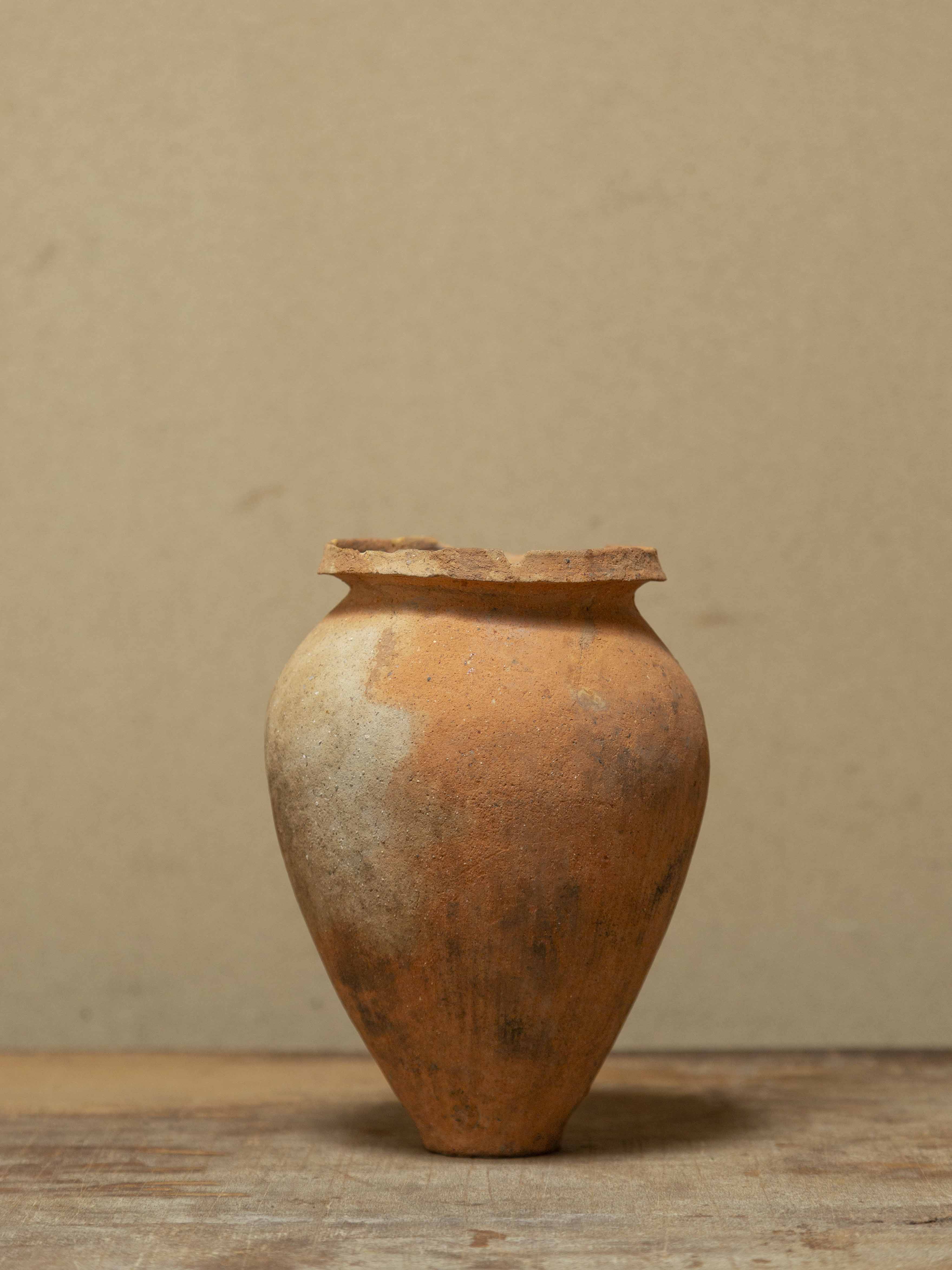 壷□古い李朝染付口広丸壺 砂高台 唐草紋 砂高台 直し有 花器 時代物