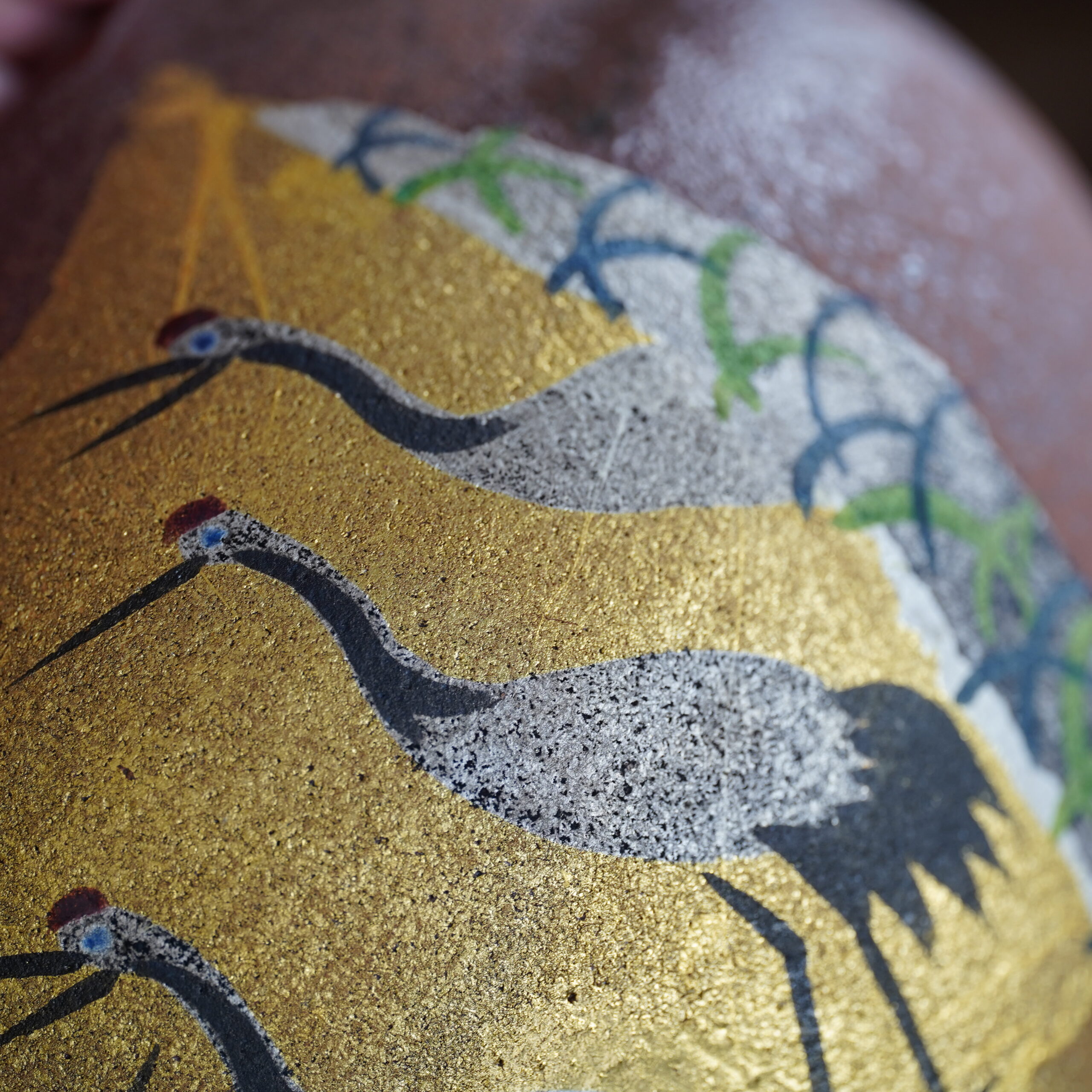 Vase boule kutani par Takashi Kitamura à décor de grues - XXe s