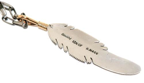 Harvey Mace（ハーヴィーメイス）フェザーペンダント