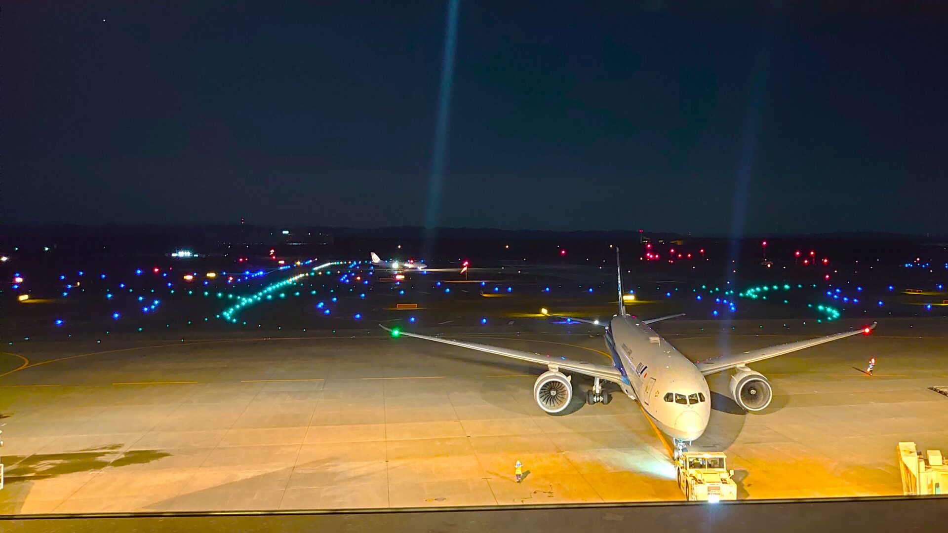 広島空港での誘導路逸脱はなぜ起きた？歪な誘導路形状と目立たない禁止