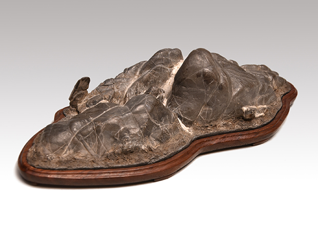 紀州 古谷石 筆架にも 手彫り唐木台座付 水石 盆石 | 古美術ささき