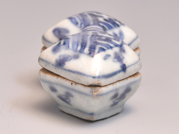 形物香合 染附 角繋 明時代末 | 古美術ささき