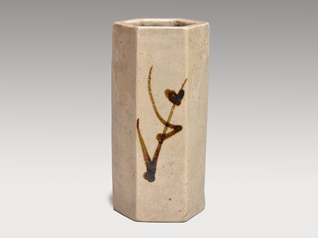 浜田庄司(作) 鉄絵キビ文六角花生 花入 共箱 | 古美術ささき