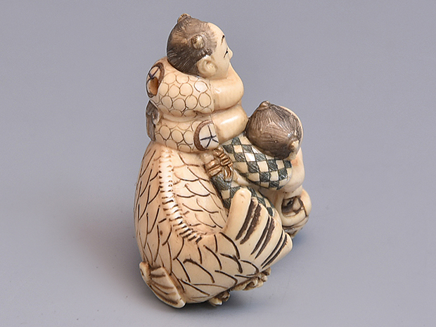 象牙現代根付 魚に乗る唐子 銘「宏之」 | 古美術ささき