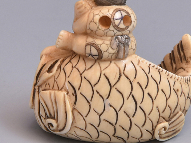 象牙現代根付 魚に乗る唐子 銘「宏之」 | 古美術ささき