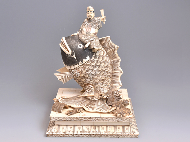 鯛に乗った恵比寿像 骨製 高さ：32cm | 古美術ささき