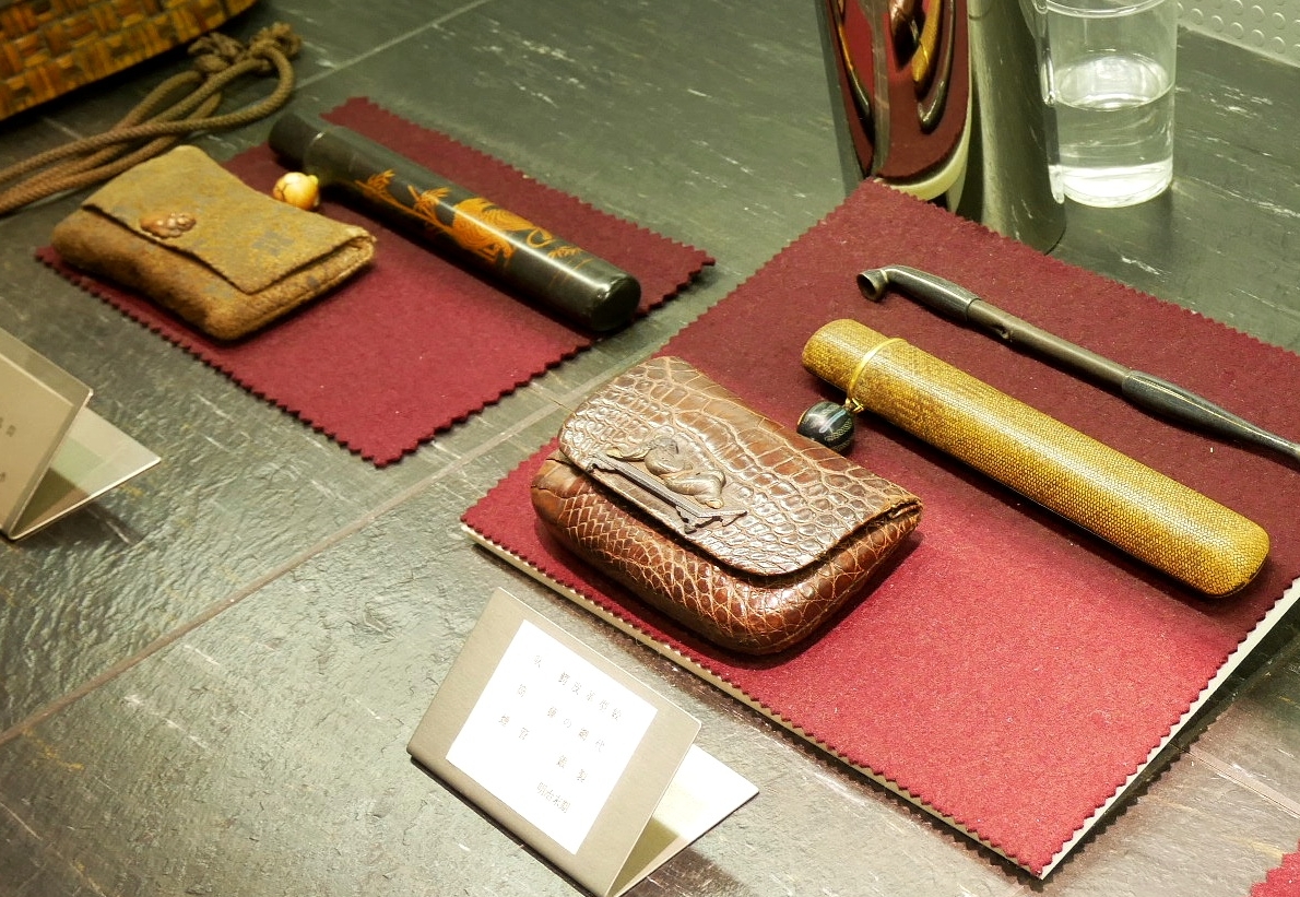 新連載：革製品の歴史】その4 “タバコ入れ”は明治時代を代表する小物