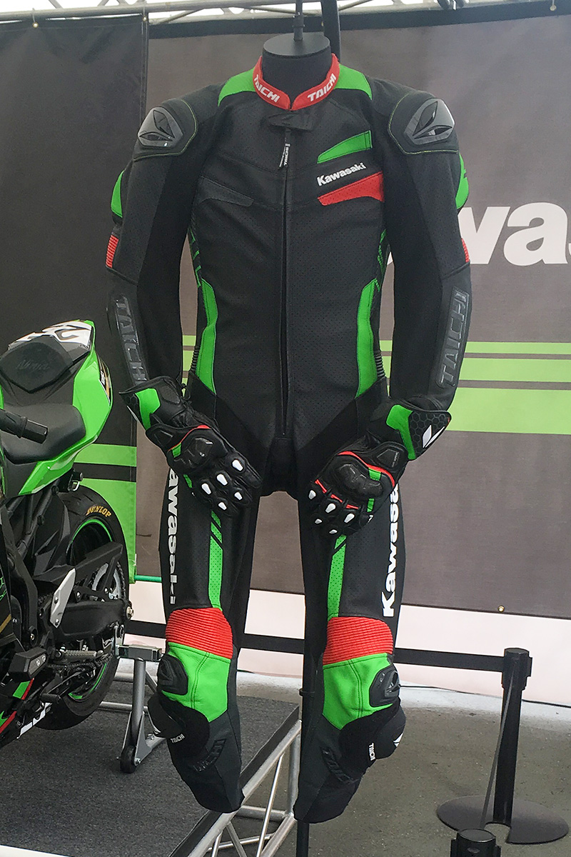 カワサキ×RSタイチの公式レーシングスーツにタイプB登場 | ギア