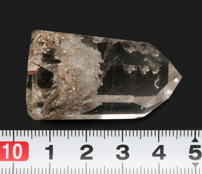 水晶の中に水晶が存在する不思議な水晶。その名もファントムクォーツ