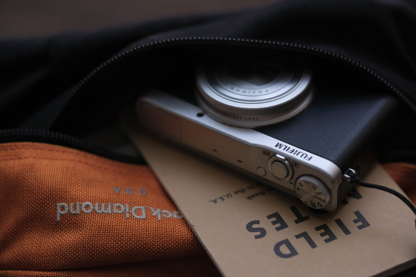 蘇れ、名機たち 第3回：もっとも気軽で小さなX｜FUJIFILM XQ2の魅力を