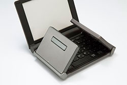 画面に電子ペーパーディスプレイを採用した折りたたみモデル デジタル