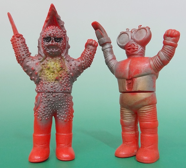 東京都西東京市にて、仮面ライダーV3の敵キャラ、レンズアリとカミソリ