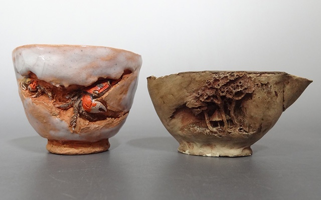 東京都内にて、三代 佐々木二六の二六焼、細密片口茶碗と沢蟹刻湯呑を