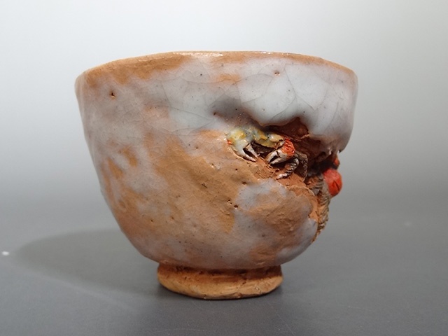 東京都内にて、三代 佐々木二六の二六焼、細密片口茶碗と沢蟹刻湯呑を