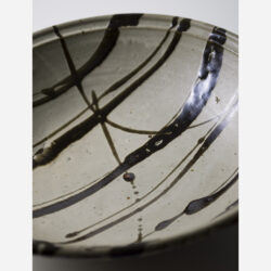 濱田庄司 白釉黒流描大皿 | しぶや黒田陶苑