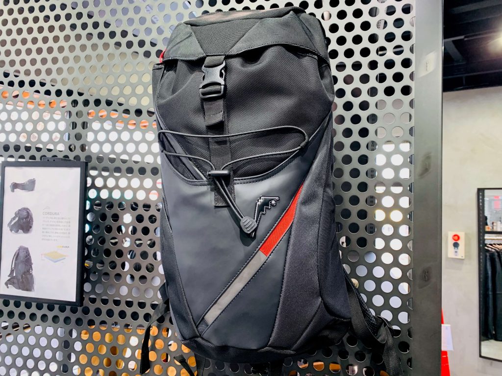 三鷹店で見つけた新しいバックパックがバイク乗りにぴったりな形状だっ