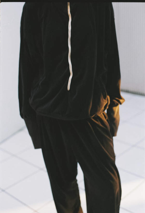 誰がどう着てもいい、色気と品が詰まったセットアップ。アンセルムと