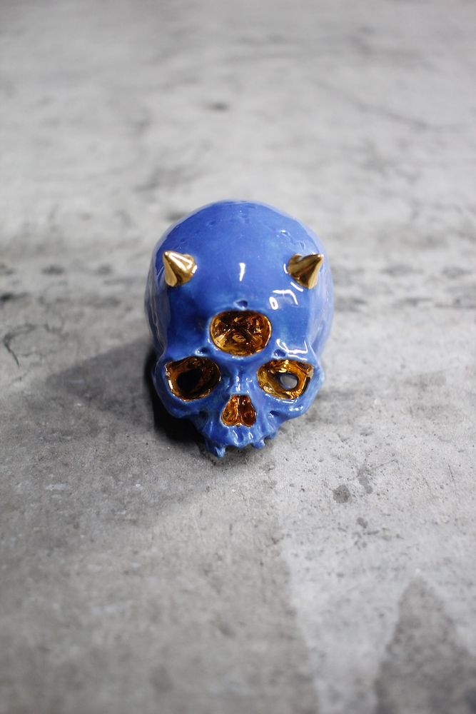 丸岡和吾 - 三つ目鬼髑髏ぐい呑 青×金 (桐箱付) | HAZE