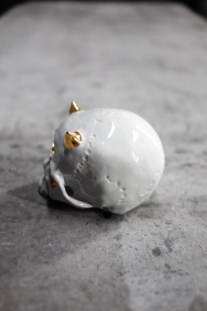 丸岡和吾 - 三つ目鬼髑髏ぐい呑 灰×金 (桐箱付) | HAZE