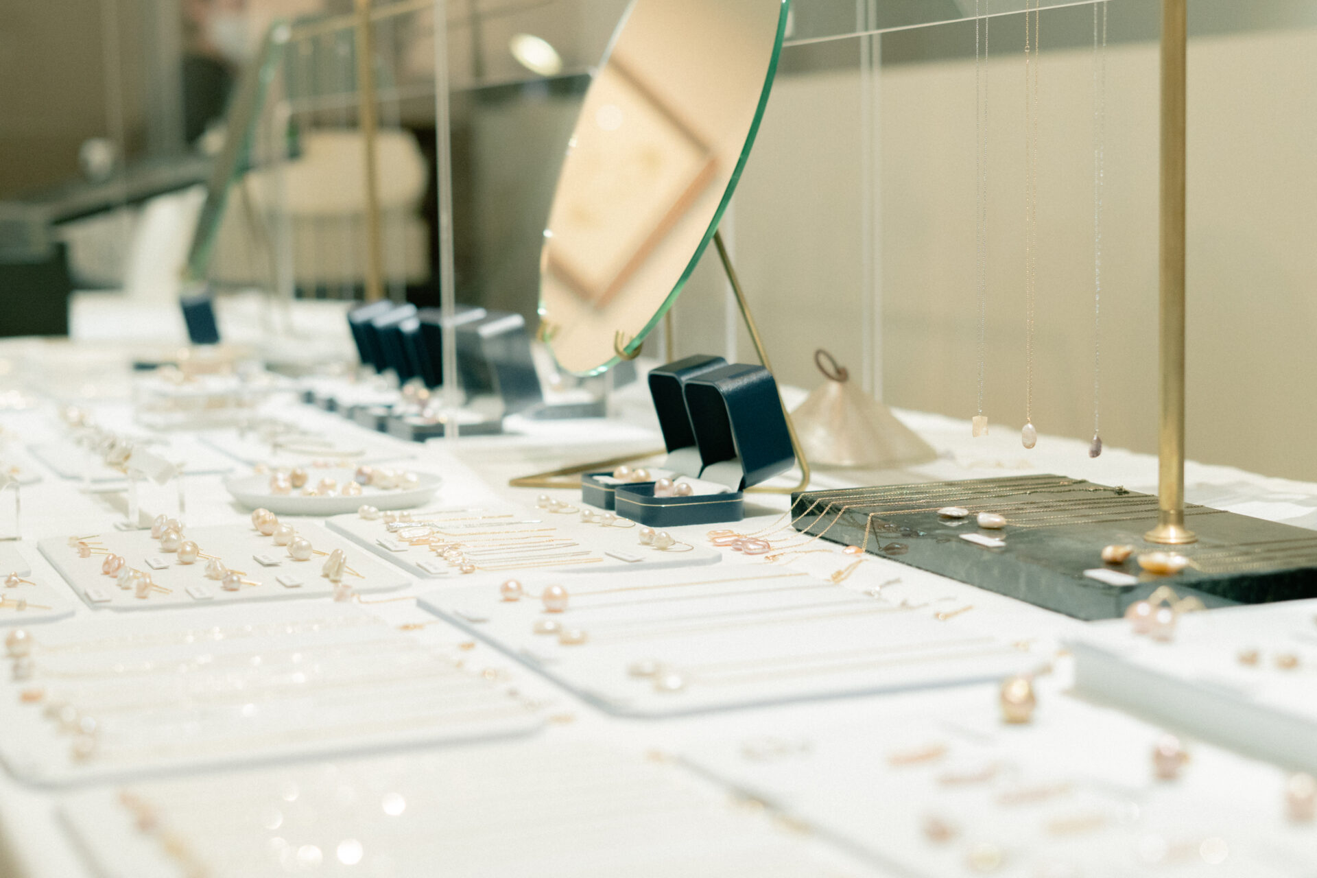 虹色の輝きを放つびわ湖真珠「JINBO PEARLS」- 巡る滋賀