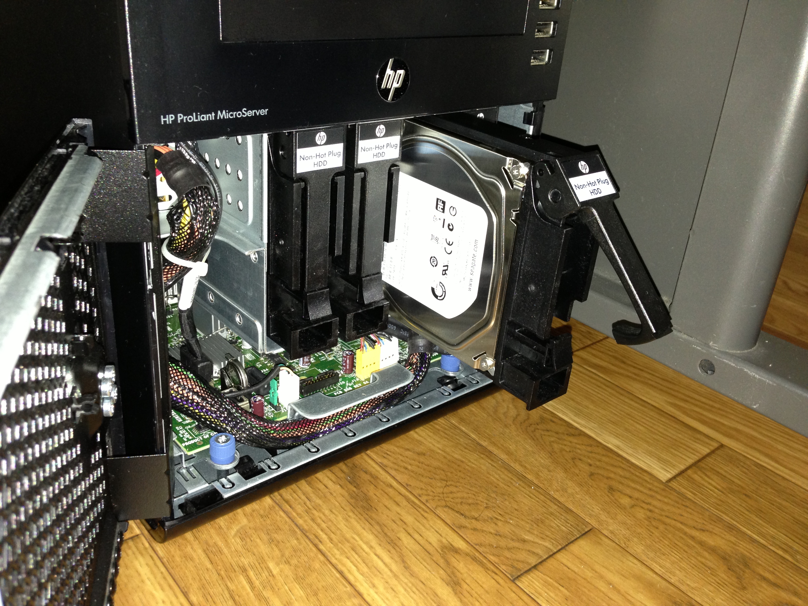 HP ProLiant MicroServer HDD増設(Seagate ST2000DM001) - harumaki.net