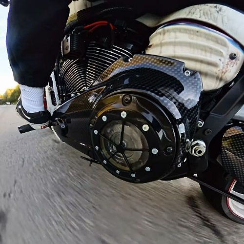 ハーレーで見せる美学、守る性能。CULT WERKのスケルトンダービー