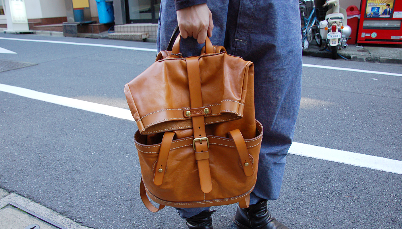 オンラインスタッフ：三浦愛用「ダブルポケットのおじぎリュック」｜革