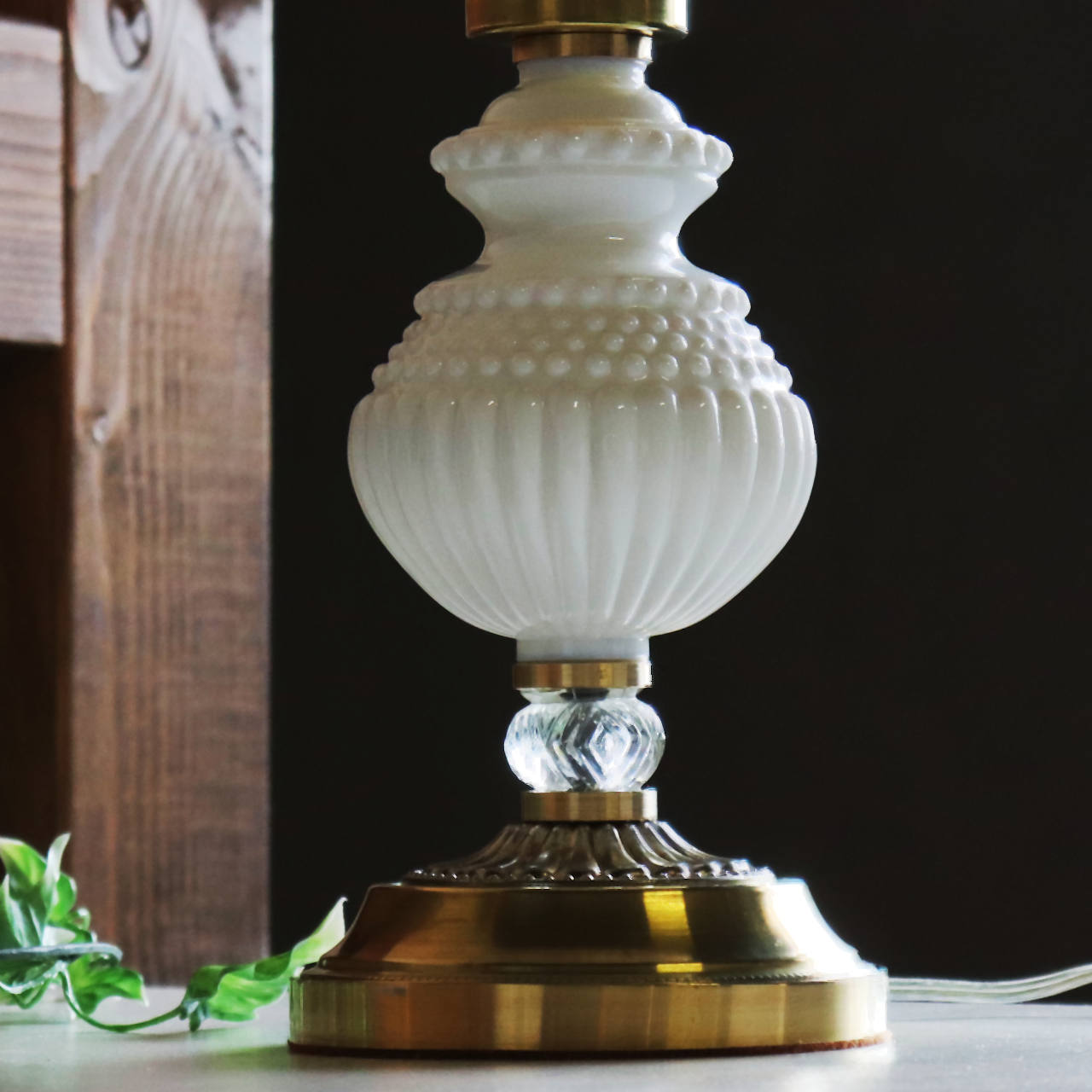 USAヴィンテージオイルランプ型ホブネイルミルクガラス製テーブル