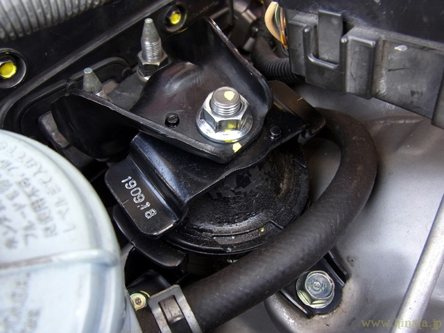 エンジンマウントの交換