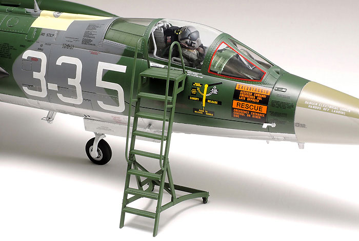 イタレリ F-104 G/S スターファイター (パイロットフィギュア付き) 1