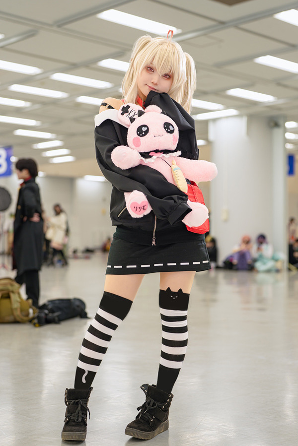 コスプレ】「にじさんじ」魔界ノりりむ、デビットを抱える姿が超