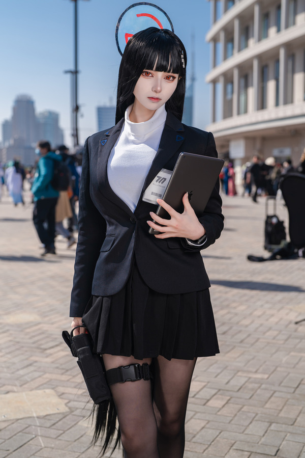 コスプレ】颯爽とした姿が美しい『ブルアカ』リオ会長に悩ましげな瞳の