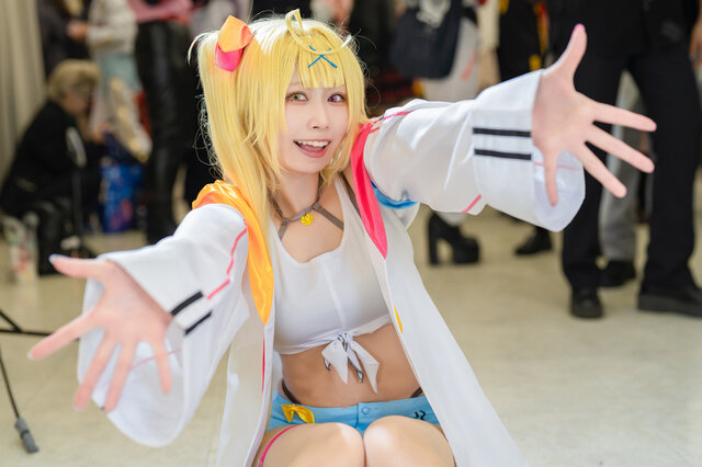コスプレ】輝く笑顔の一番星！「にじさんじ」星川サラの躍動感溢れる