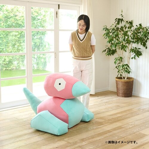 でかい…！『ポケモン』存在感抜群の「等身大ポリゴンぬいぐるみ」が