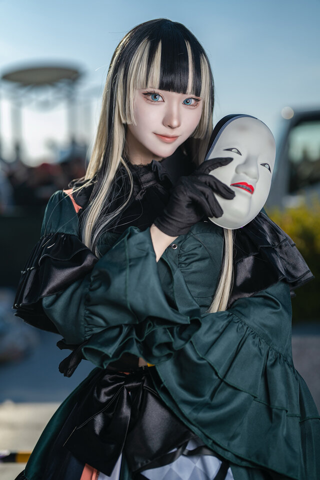 コスプレ】「ホロライブ」らでんが能面片手に決めポーズ！細いウエスト